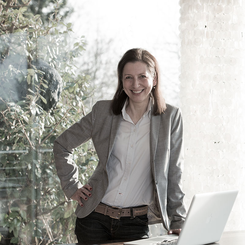 Rechtsanwältin & Mediatorin Tanja Fitzner in ihrer Kanzlei für Unternehmer